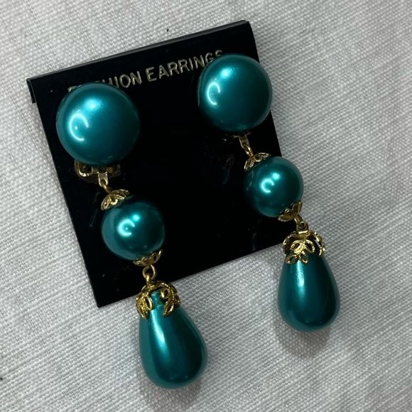 Vintage Teal Clip-on Earrings - Picture 7 of 10